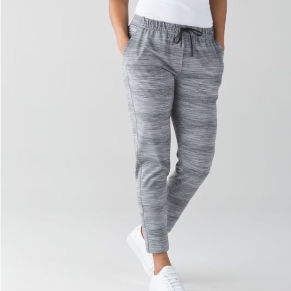 Lululemon Jet Crop Pants - Slim - Luxtreme 19"
Wee Are From space Sz 14
